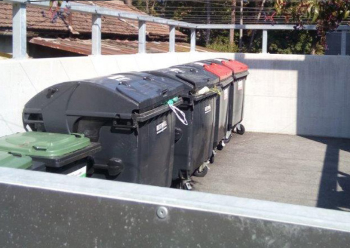 Müllsammelstelle mit Großraumtonnen