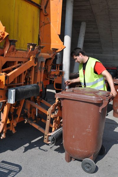 Mitarbeiter beim  Entleeren einer Mülltonne